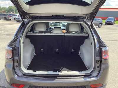 2022 Jeep Compass, $22575. Photo 9