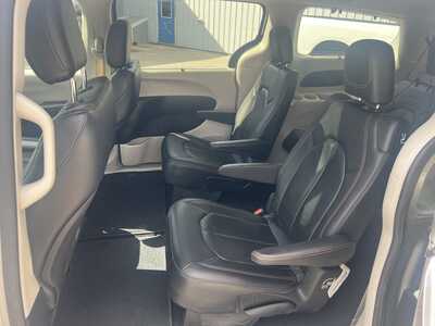 2019 Chrysler Pacifica, $18975. Photo 5