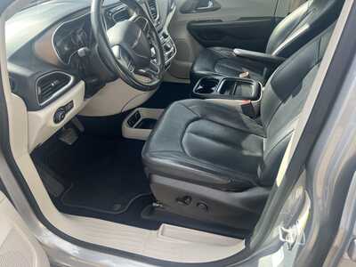 2019 Chrysler Pacifica, $18975. Photo 6