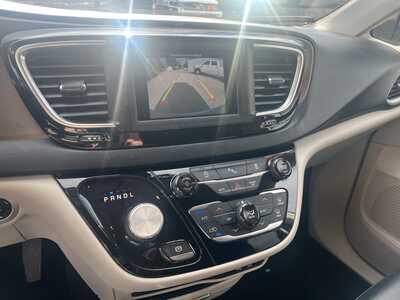 2019 Chrysler Pacifica, $18975. Photo 8