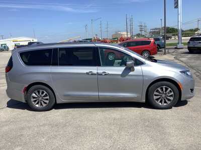 2020 Chrysler Pacifica, $18975. Photo 5