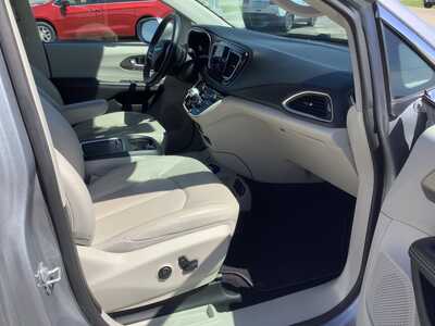 2020 Chrysler Pacifica, $18975. Photo 7