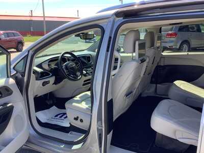 2020 Chrysler Pacifica, $18975. Photo 11