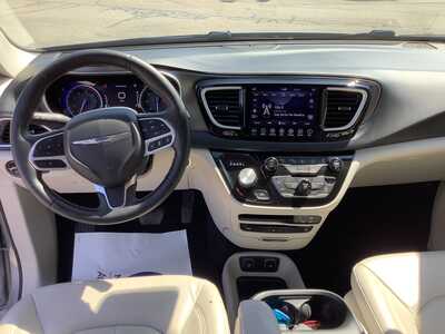 2020 Chrysler Pacifica, $18975. Photo 12