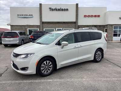 2020 Chrysler Pacifica, $19975. Photo 1