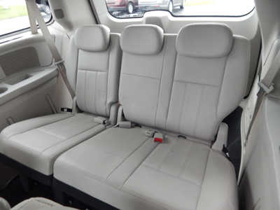 2010 Chrysler Town & Country, $4250. Photo 10