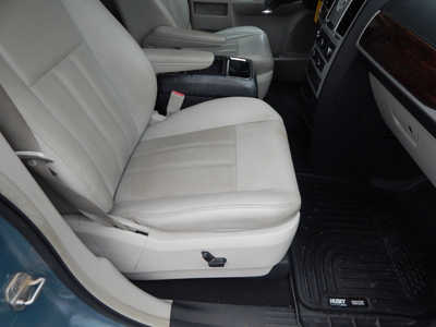 2010 Chrysler Town & Country, $4250. Photo 11