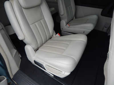 2010 Chrysler Town & Country, $4250. Photo 12