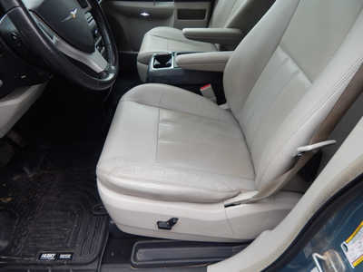 2010 Chrysler Town & Country, $4250. Photo 6