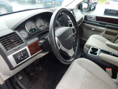 2010 Chrysler Town & Country, $4250. Photo 7