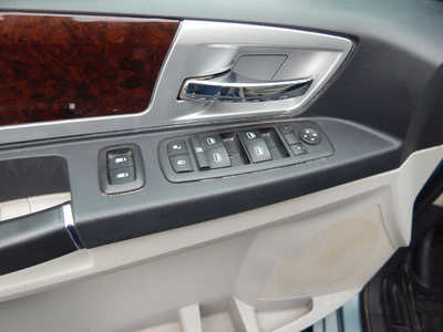 2010 Chrysler Town & Country, $4250. Photo 8