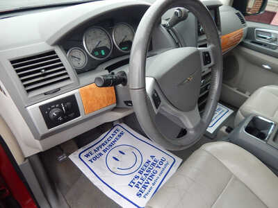 2008 Chrysler Town & Country, $4450. Photo 6