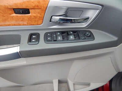 2008 Chrysler Town & Country, $4450. Photo 7