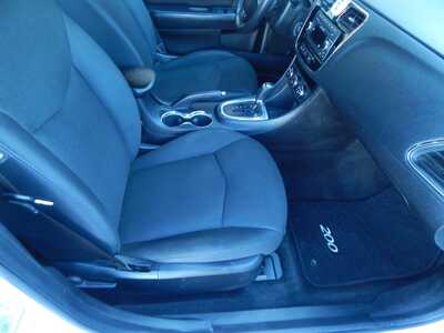 2014 Chrysler 200, $5995. Photo 10