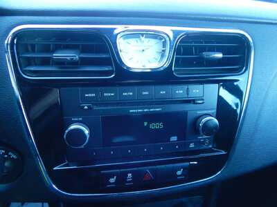 2014 Chrysler 200, $5995. Photo 12