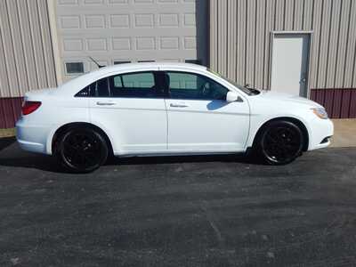 2014 Chrysler 200, $5995. Photo 3