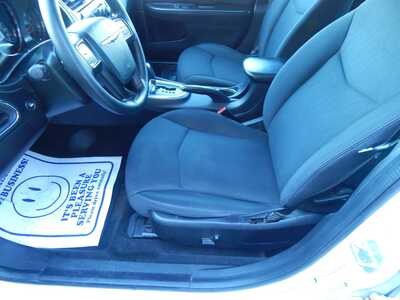2014 Chrysler 200, $5995. Photo 6