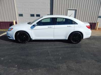 2014 Chrysler 200, $5995. Photo 1