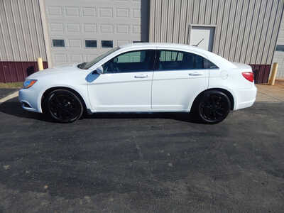 2014 Chrysler 200, $5995. Photo 2