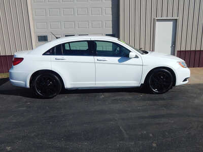 2014 Chrysler 200, $5995. Photo 5