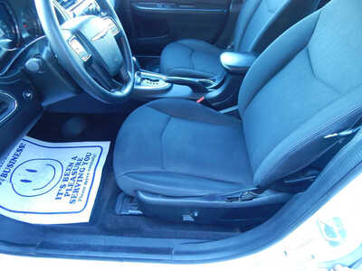 2014 Chrysler 200, $5995. Photo 7