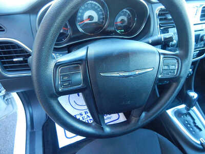 2014 Chrysler 200, $5995. Photo 8