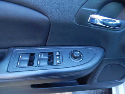 2014 Chrysler 200, $5995. Photo 9