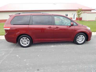 2013 Toyota Sienna, $9950. Photo 4