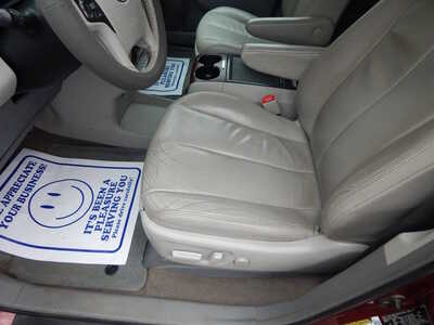 2013 Toyota Sienna, $9950. Photo 6