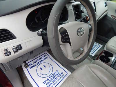 2013 Toyota Sienna, $9950. Photo 7