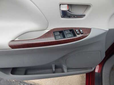 2013 Toyota Sienna, $9950. Photo 8