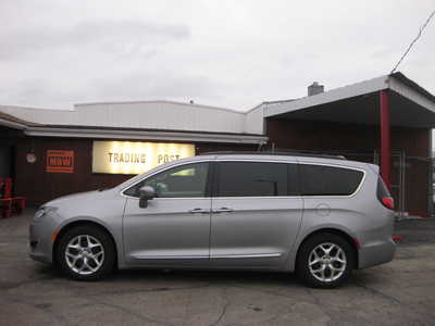 2017 Chrysler Pacifica, $16900. Photo 1