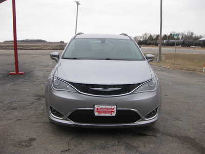 2017 Chrysler Pacifica, $16900. Photo 2