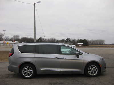 2017 Chrysler Pacifica, $16900. Photo 3