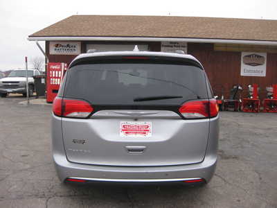 2017 Chrysler Pacifica, $16900. Photo 4