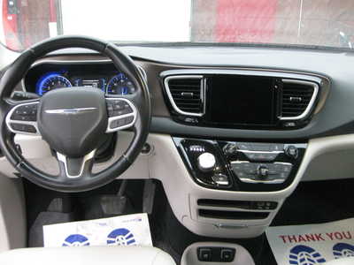 2017 Chrysler Pacifica, $16900. Photo 8