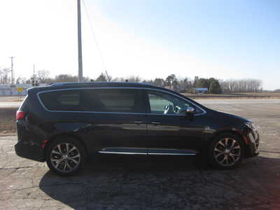 2018 Chrysler Pacifica, $18900. Photo 3