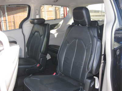 2018 Chrysler Pacifica, $18900. Photo 6