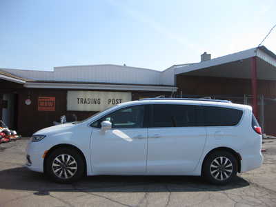 2021 Chrysler Pacifica, $21900. Photo 1