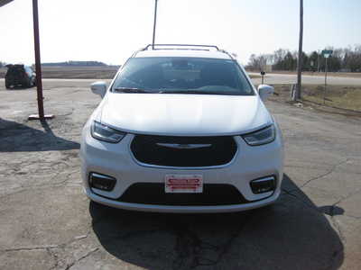2021 Chrysler Pacifica, $21900. Photo 2
