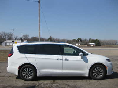 2021 Chrysler Pacifica, $21900. Photo 3