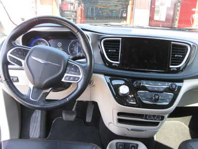 2021 Chrysler Pacifica, $21900. Photo 11