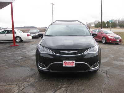 2018 Chrysler Pacifica, $16900. Photo 2