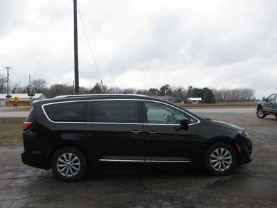 2018 Chrysler Pacifica, $16900. Photo 3