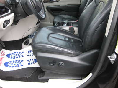 2018 Chrysler Pacifica, $16900. Photo 5