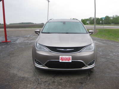 2018 Chrysler Pacifica, $16900. Photo 2