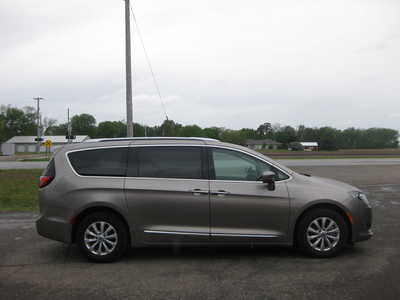 2018 Chrysler Pacifica, $16900. Photo 3
