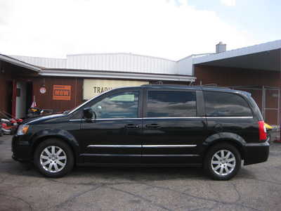 2016 Chrysler Town & Country, $12900. Photo 1