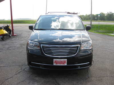 2016 Chrysler Town & Country, $12900. Photo 2