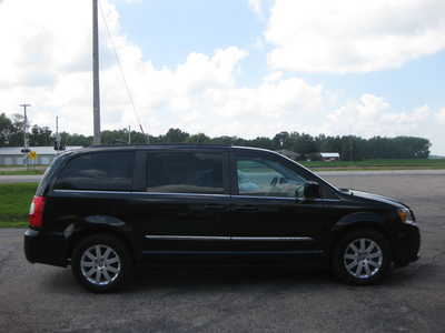2016 Chrysler Town & Country, $12900. Photo 3